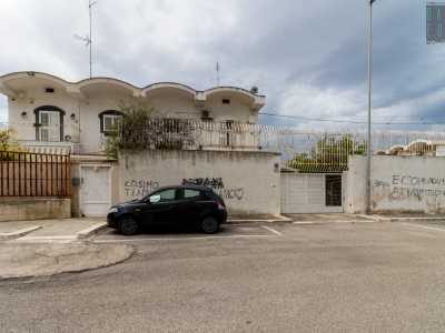 . Le dimore fanno parte di un complesso di circa 20 residenze situate su strada privata Francesco Albergo